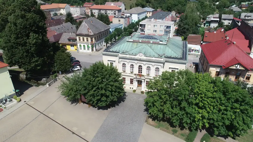 Historická radnica a námestie v centre Dobšinej z vtáčej perspektívy.