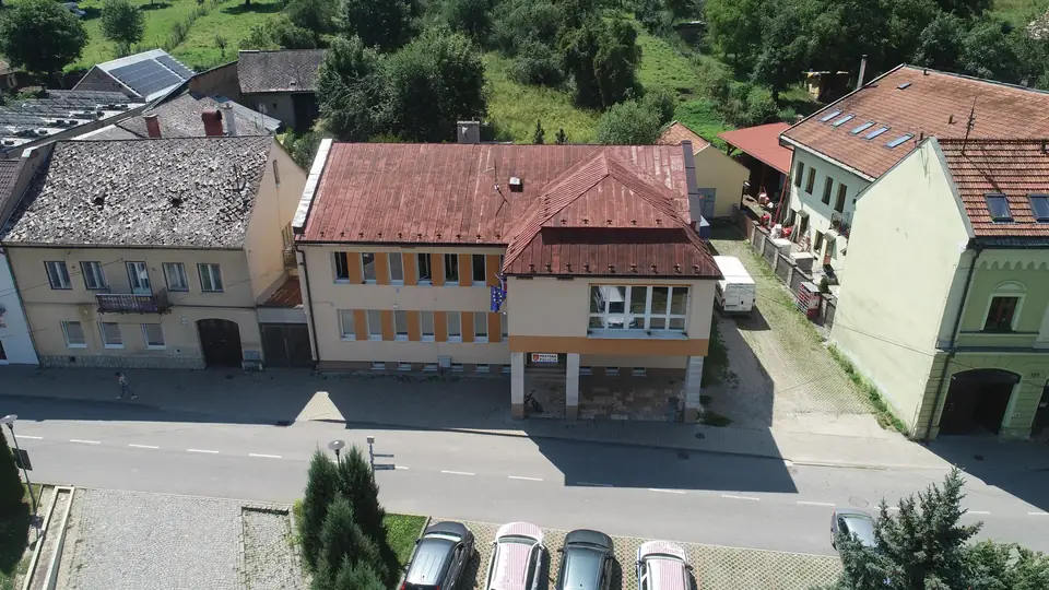 Ulica s rodinnými domami v Dobšinej.