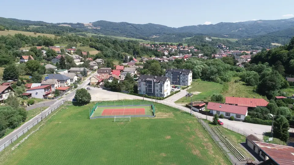 Dobšiná z výšky — futbalové ihrisko a zástavba mesta.