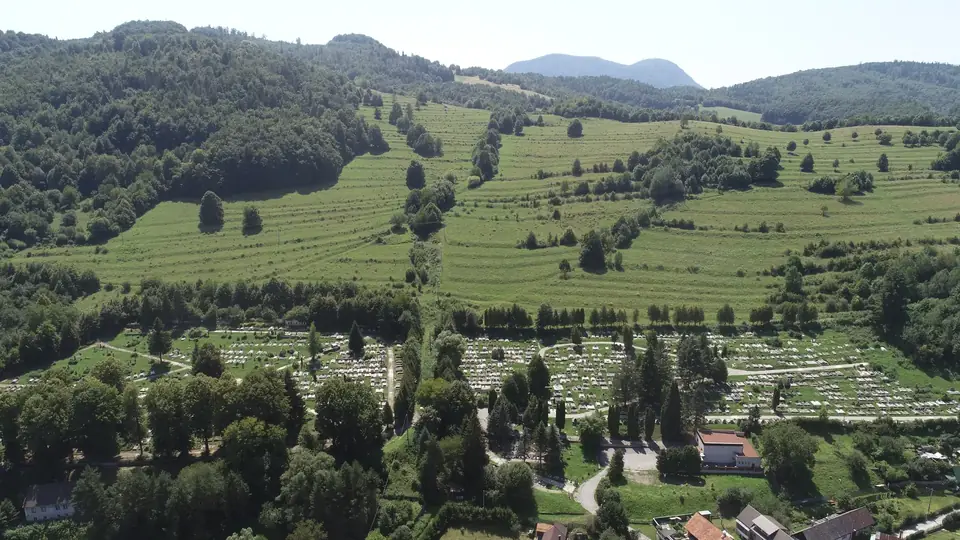Zalesnené kopce a lúky nad Dobšinou.