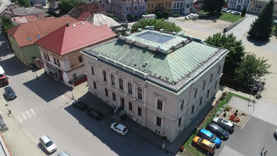 Ulica a parkovisko pri historickej radnici v centre Dobšinej.